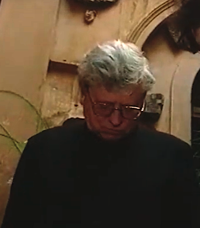 Seminariets rektor rynkar pannan när administratören identifierar Müller.