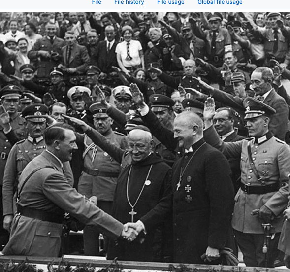 Hitler i Rom 1938. Den barhuvade civila personen till höger är möjligen Hudal.